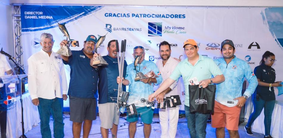 El boricua Rafael Caicedo, campeón del torneo, muestra la Copa Rotativa que le fue entregada por el comodoro Héctor Duval, el director Danny Medina y los miembros del comité de pesca Horacio Read, Wally Heinsen y Alfonso Khoury.