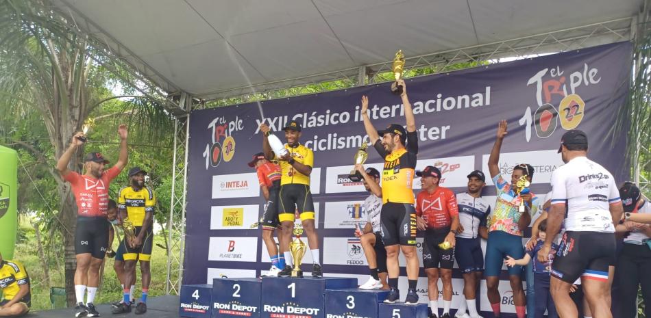 Anthony Rodríguez descorcha una champagne tras ganar la tercera etapa del Clásico de Ciclismo Triple 100