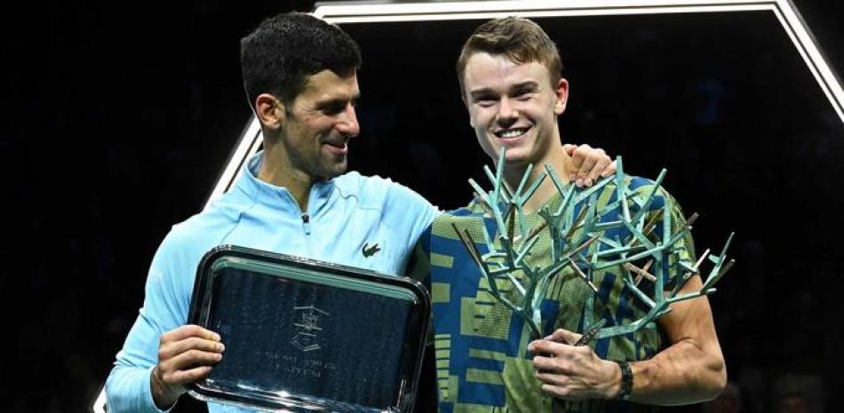 Holger Rune sostiene su trofeo que obtuvo tras ganar el Master de Paris a Novak Djokovic.

 

 

 

remontó el domingo para adjudicarse el título más importante de su naciente carrera al vencer a Novak Djokovic