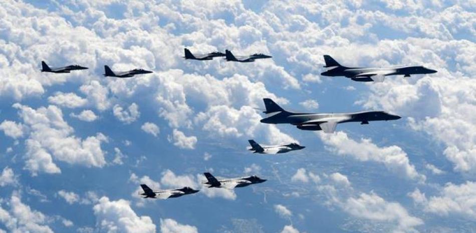 En esta imagen de archivo, distribuida por el Ministerio de Defensa de Corea del Sur, bombarderos B-1B y cazas F-35B estadounidenses y cazas F-15K surcoreanos sobrevuelan la Península de Corea durante unas maniobras conjuntas el 18 de septiembre de 2017. (Ministerio de Defensa de Corea del Sur vía AP, archivo)