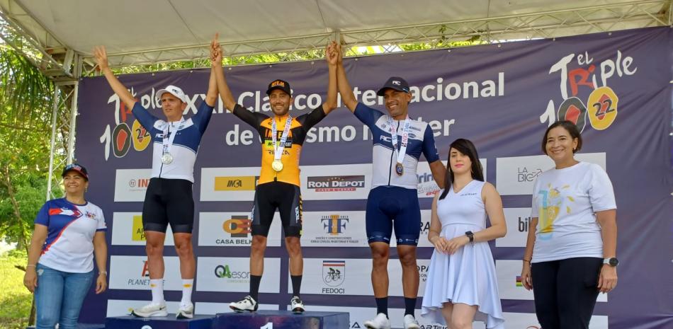 En la gráfica los ganadores de la etapa en la master B, Javier González, de Inteja, Juan Tur y Wendy Cruz , ambos de AC Training son premiados.