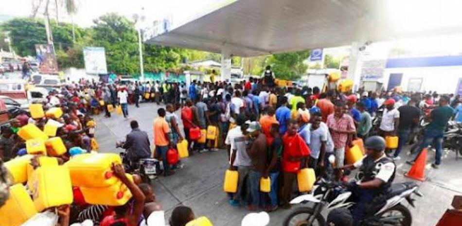 Las dificultades para acceder al combustible ha agravado la ya frágil situación general de Haití, afectando a todos los sectores sociales. /AP