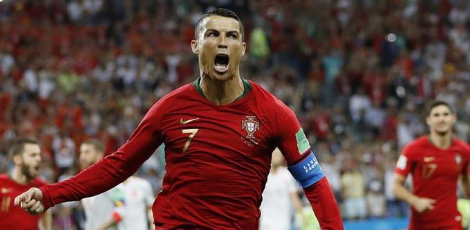 Cristiano Ronaldo celebra tras anotar un gol para Portugal en el partido contra España en la fase de grupos del Mundial en Sochi, Rusia, el viernes 15 de junio de 2018.