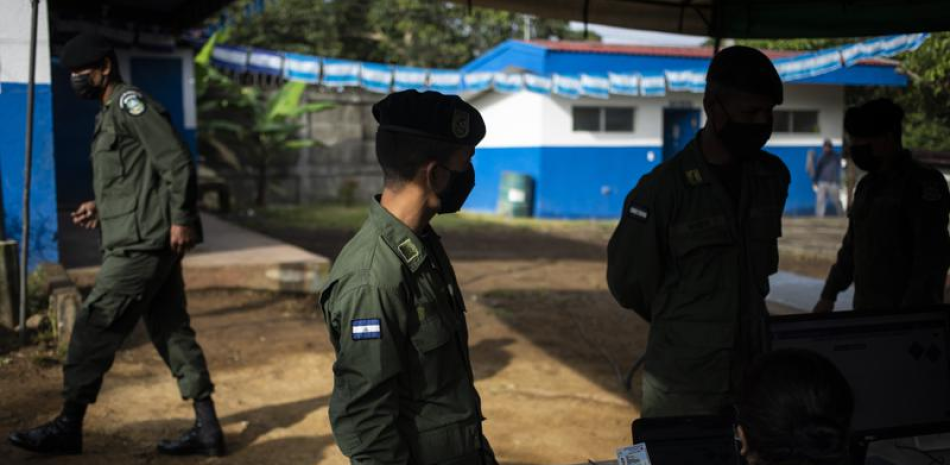 Soldados nicaragüenses vigilando las elecciones en Managua el 6 de noviembre del 2022. . (Foto AP)