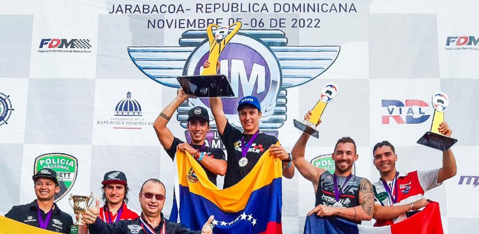 Pedro Venturo, presidente de la Federación Internacional de Motociclismo, filial de Latinoamérica (FIM/LA), entrega los premios a los ganadores por equipos.