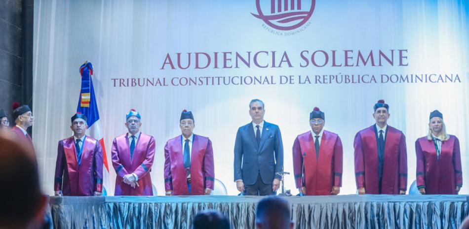 El presidente Luis Abinader encabezó el acto solemne del Día de la Constitución junto a los magistrados del Tribunal Constitucional presidido por Milton Ray Guevara. externa