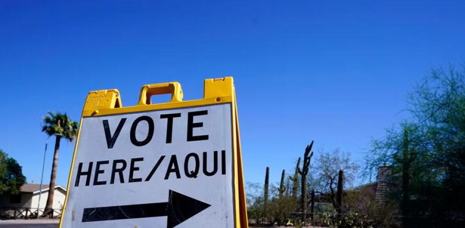 Cartel a entrada centro votación en Phoenix, Arizona./AP