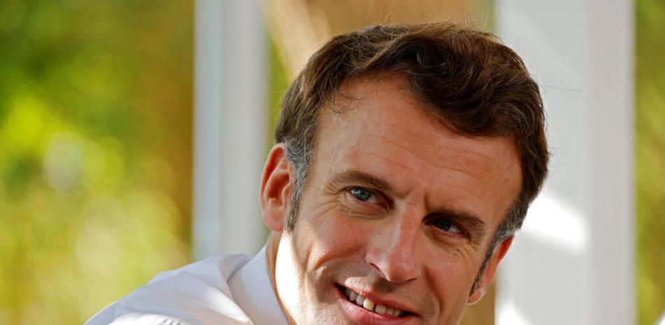 El presidente francés, Emmanuel Macron, se reúne con jóvenes africanos al margen de la cumbre climática COP27 en el centro turístico de Sharm el-Sheikh, en el Mar Rojo, en Egipto, el lunes 7 de noviembre de 2022. (Ludovic Marin, Piscina vía AP)