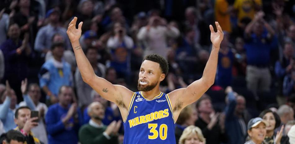 Stephen Curry (30), de los Warriors de Golden State, celebra un triple en la segunda mitad del juego de la NBA contra los Kings de Sacramento.