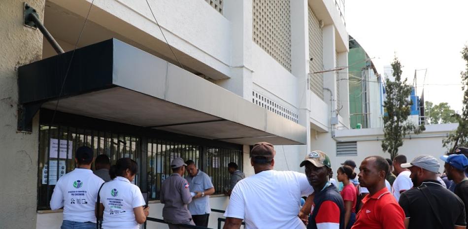Inspectores de Pro Consumidor supervisan la venta de boletos en el estadio Quisqueya.