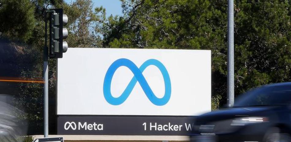 Un automóvil pasa junto al nuevo logotipo de Meta de Facebook en un letrero en la sede de la compañía el 28 de octubre de 2021 en Menlo Park, California. (Foto AP/Tony Avelar, archivo)