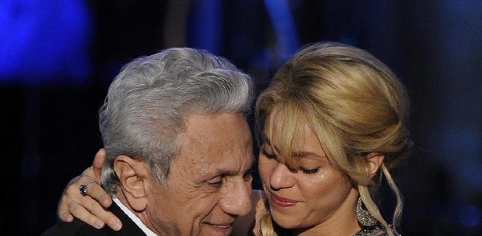Shakira abraza emocionada a su padre durante el homenaje celebrado en honor a la artista como Persona del Año por la Academia Latina de la Grabación en Las Vegas, el 9 de noviembre de 2011. EFE/PAUL BUCK