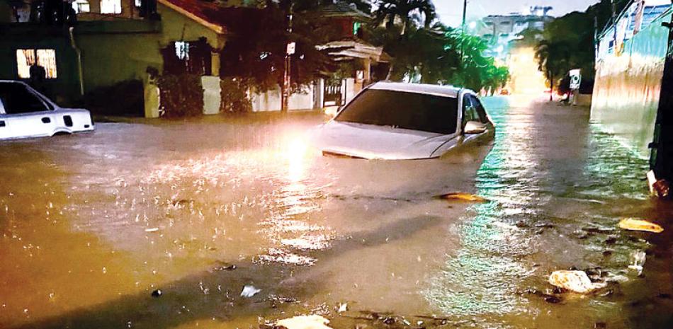 Los vehículos se ahogaron en la profundidad de la inundación, que abarcó la mayoría de las calles de la capital dominicana.