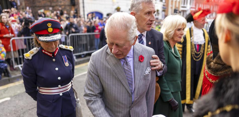 El rey Carlos III de Gran Bretaña reacciona después de que le arrojaran un huevo cuando llegaba a una ceremonia en Micklegate Bar, donde tradicionalmente se da la bienvenida al Soberano a la ciudad, en York, Inglaterra, el miércoles 9 de noviembre de 2022. (James Glossop/Pool Foto vía AP)