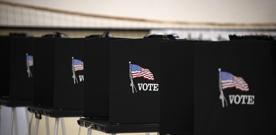 Las cabinas de votación se ven en el colegio electoral de la Escuela Primaria Glass en Eagle Pass, Texas. AFP.
