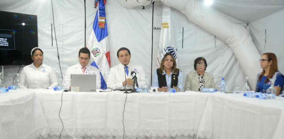 El ministro de Salud, Daniel Rivera, junto a funcionarios de Salud Pública durante la rueda de prensa celebrada ayer en la escuela Costa Rica, en el sector Las 800. raúl asencio
