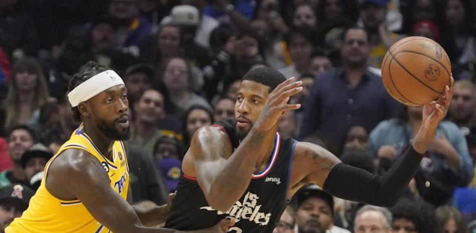 Paul George, de los Clippers, trata de superar la defensa de Patrick Beverley, de los Lakers, durante la primera mitad del partido del miércoles por la noche en la NBA.