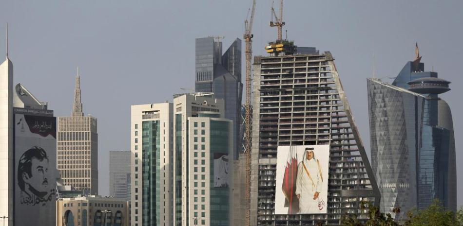 En esta foto de archivo, la imagen del emir de Qatar, el jeque Tamim bin Hamad Al Thani, en una torre en Doha, Qatar, el 5 de mayo de 2018.