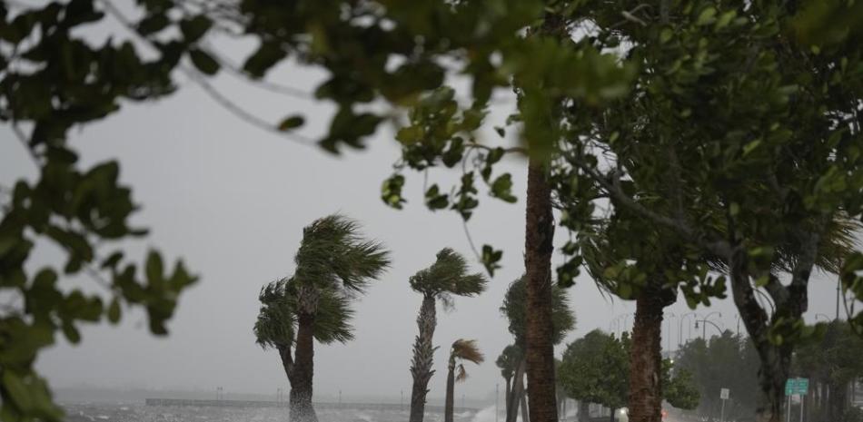 Las olas se estrellan en la costa, a lo largo del paseo de Jensen Beach, en la antesala de la llegada del huracán Nicole, el 9 de noviembre de 2022, en Jensen Beach, Florida. (AP Foto/Rebecca Blackwell)