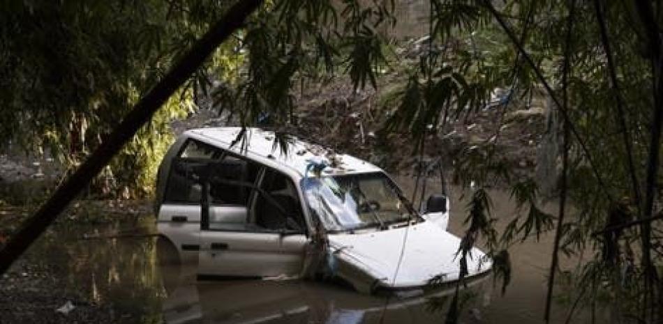 Carro inundado.