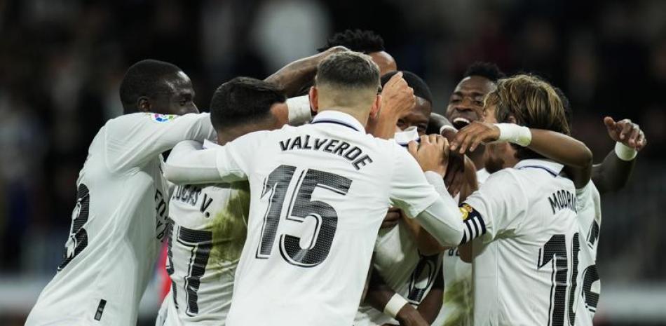 Integrantes del Real Madrid se abrazan en medio del campo tras el pitazo final del encuentro contra Cadiz.