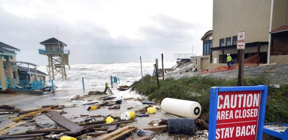 Una instalación pública y una torre de salvavidas colapsaron parcialmente cerca del condominio Pirates Cove debido a una marejada ciclónica causada por el huracán Nicole el jueves 10 de noviembre de 2022. AP.