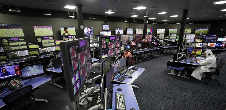 Vista de la sala de control del grupo beIN, canal oficial del Mundial de Qatar 2022. EFE.