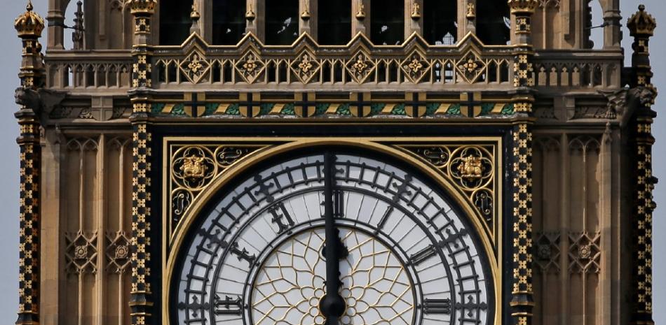 En esta foto de archivo tomada el 14 de agosto de 2017, una de las cuatro caras del Gran Reloj de la Torre Elizabeth, comúnmente conocida como Big Ben, se muestra en las Casas del Parlamento al mediodía en el centro de Londres.
Daniel LEAL / AFP