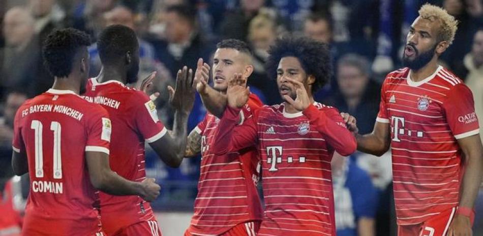 Serge Gnabry, del Bayern Munich, segundo desde la derecha, celebra con sus compañeros tras anotare el primer gol en el partido frente al FC Schalke 04.
