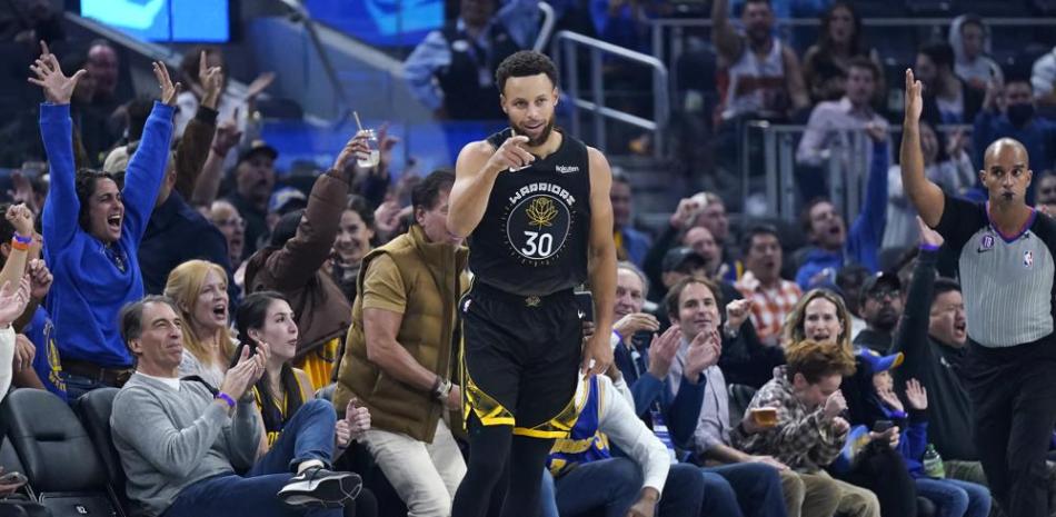 Stephen Curry, de los Warriors, reacciona luego de anotar un lance de tres puntos en el partido del viernes por la noche contra los Cavaliers en el baloncesto de la NBA.