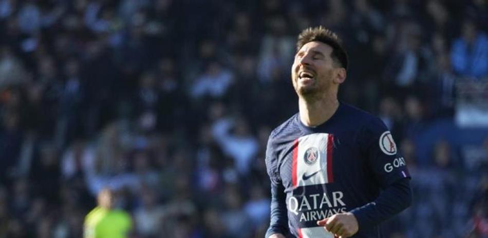 Lionel Messi del PSG reacciona tras desperdiciar una ocasión de gol en el partido contra Auxerre por la liga francesa.
