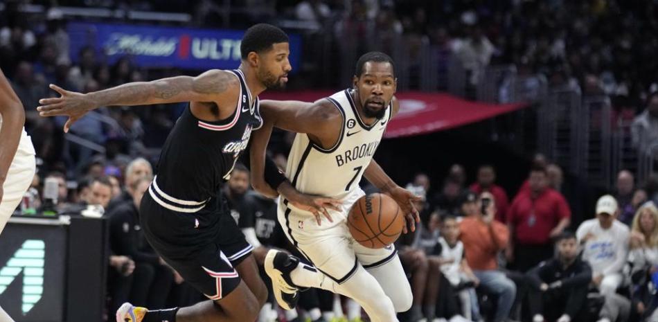 Kevin Durant (7), de los Nets, es defendido por Paul George, de los Clippers, en la segunda mitad del partido de la NBA celebrado este sábado en Los Angeles.