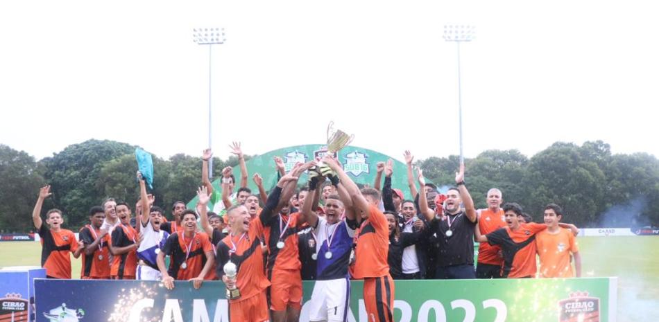 Integrantes del equipo Sub-16 del Cibao FC que se coronó campeón del Torneo Nacional.