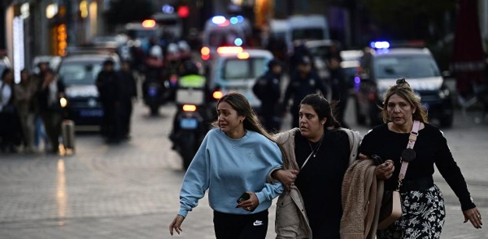 Ciudanos turcos corren hacia la Policía de Estambul para resguardarse tras explosión. AFP