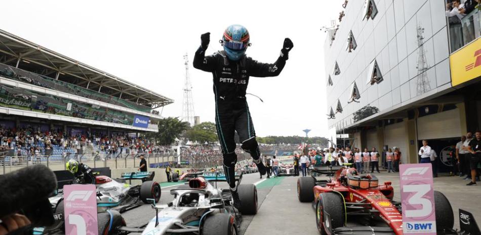 El piloto de Mercedes George Russell celebra tras ganar el Gran Premio de Brasil.