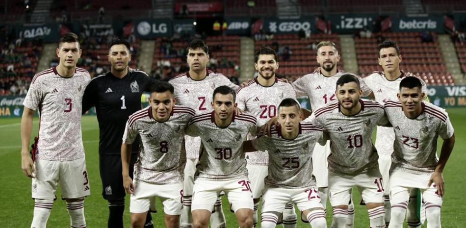 Los jugadores de México posan para un partido de fogueo ante Irak, el miércoles 9 de noviembre de 2022 en Girona, España.