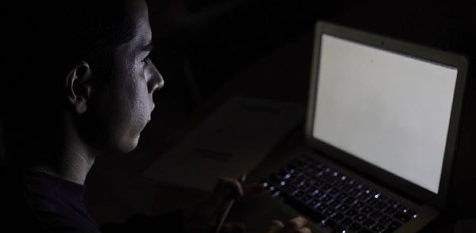 Un estudiante utiliza el ordenador para realizar tareas en casa, en Madrid (España), a 12 de enero de 2021. Europa Press