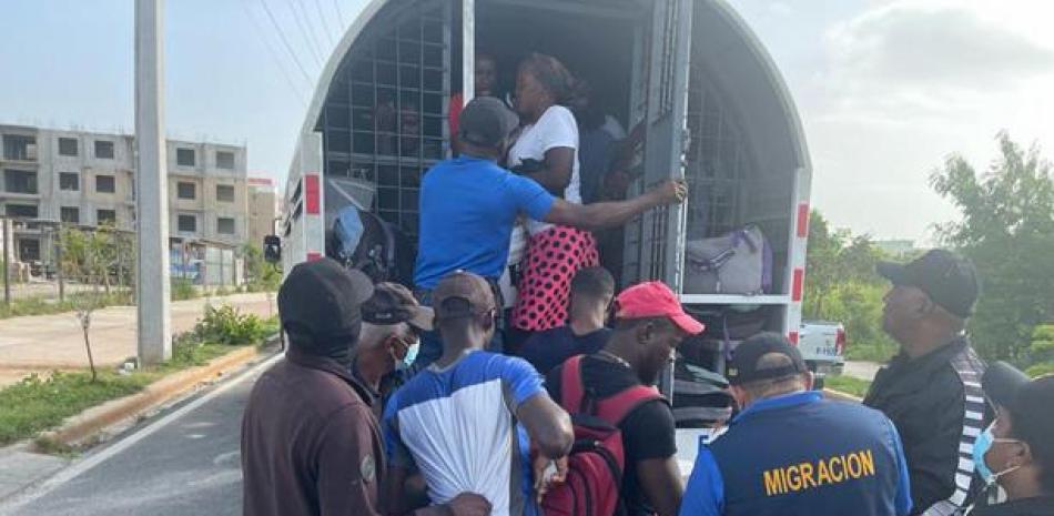 La Dirección General de Migración afirma que cada mes deporta más haitianos y otros extranjeros que están en el país de manera ilegal. Archivo/LD