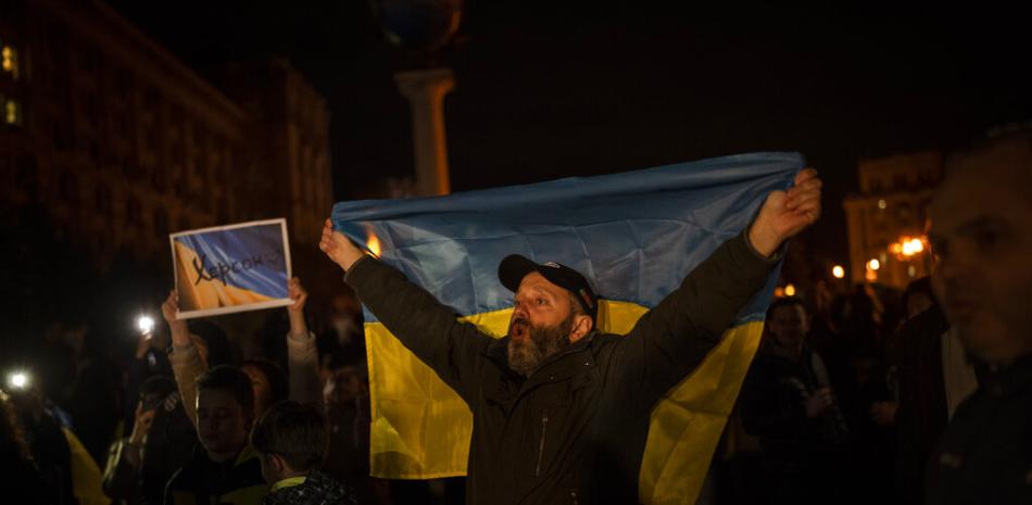 Ucranianos se reúnen en el centro de Kiev para celebrar la toma de la ciudad de Jersón, Ucrania, el viernes 11 de noviembre de 2022.  AP.