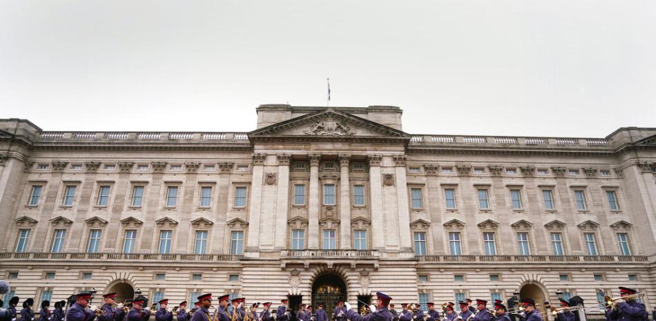 La Banda de la Caballería Doméstica se presenta en la explanada del Palacio de Buckingham antes de la ceremonia del Cambio de Guardia para conmemorar el 74 cumpleaños del Rey Carlos III, en Londres, el lunes 14 de noviembre de 2022. AP.