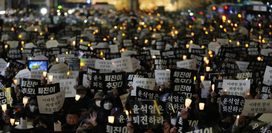 La gente asiste a una vigilia con velas para las víctimas de la multitudinaria aglomeración de Halloween en Seúl, Corea del Sur, el sábado 5 de noviembre de 2022. AP.