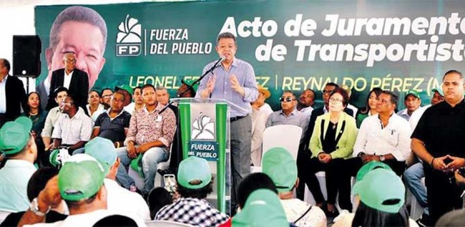 El expresidente Leonel Fernández juramentó el fin de semana a empresarios del transporte en un acto celebrado en Santo Domingo Este.