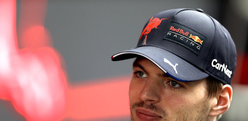 El piloto de Red Bull Max Verstappen, de los Países Bajos, llega al circuito de Interlagos para una segunda sesión de práctica en Sao Paulo, Brasil, el sábado 12 de noviembre de 2022. AP.