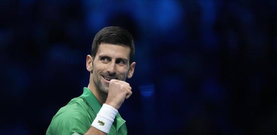Novak Djokovic gesticula luego de lograr un punto ganador contra Stefanos Tsitsipas durante su encuentro de las finales de la ATP en Turín, Italia.