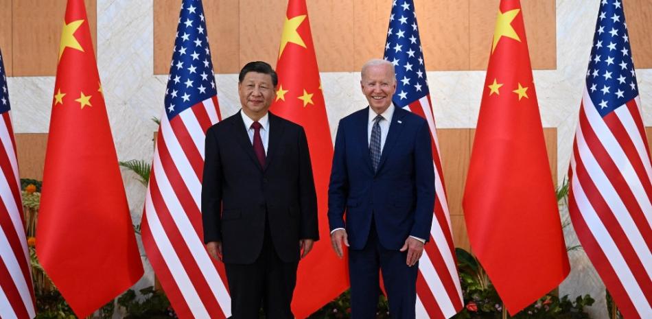 El presidente de los Estados Unidos, Joe Biden (derecha), y el presidente de China, Xi Jinping (izquierda), se reúnen al margen de la Cumbre del G20 en Nusa Dua, en la isla turística indonesia de Bali, el 14 de noviembre de 2022.

SAUL LOEB / AFP