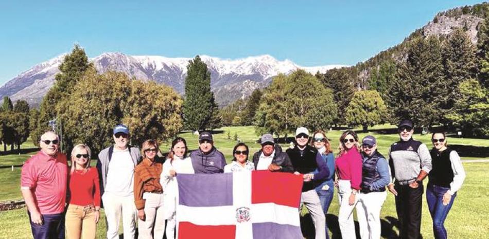 La foto obligada del grupo posando con nuestra bandera. Detrás, el Cerro Catedral y el campo de golf.