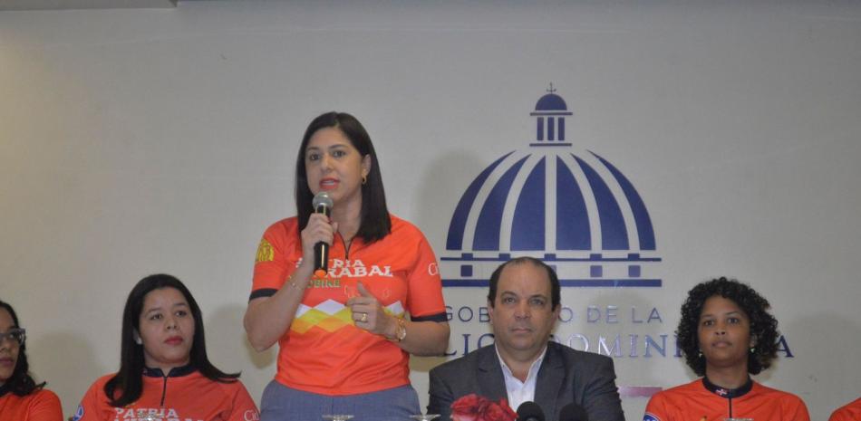 Mercedes Ortiz ofrece detalles del Clásico Patria Mirabal Scot Bikers durante una conferencia de prensa en el Ministerio de Deportes.