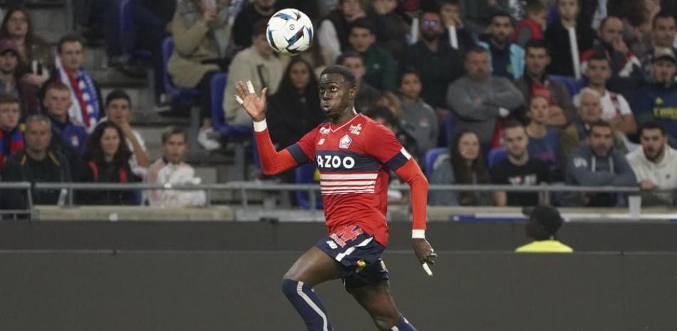 Tim Weah, de Lille, controla el balón durante un partido de la liga francesa ante Lyon.