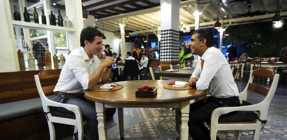 El primer ministro de Canadá, Justin Trudeau, a la izquierda, y el primer ministro británico, Rishi Sunak, hablan durante una reunión en el Art Cafe Bumbu Bali en Bali, Indonesia, el lunes 14 de noviembre de 2022, previo a la cumbre de líderes del G20. (Sean Kilpatrick/The Canadian Press vía AP)