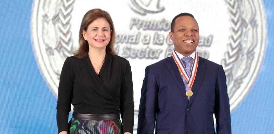 El premio fue recibido por el administrador general de Edesur Dominicana, Milton Morrison, y entregado por la vicepresidenta de la República, Raquel Peña.